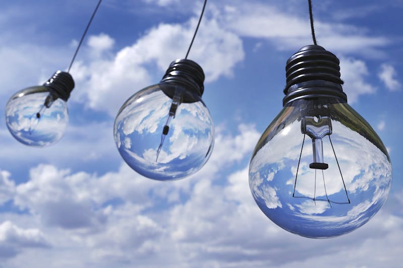 Batterie al sodio: tre lampadine appese