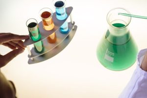Chimico verde: liquidi e provette in laboratorio