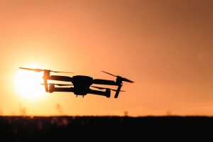 Drone in agricoltura: un drone vola al tramonto