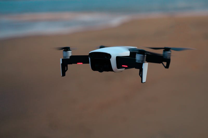 Droni in agricoltura: un drone monitor un campo coltivato