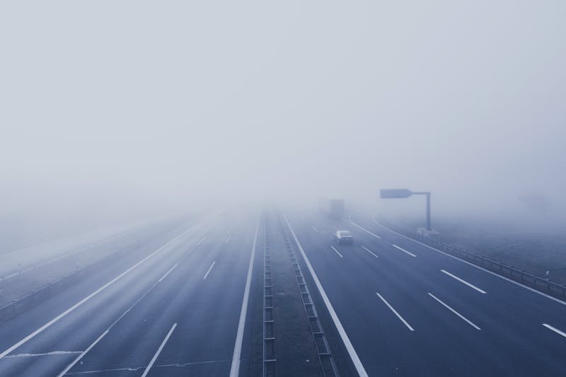 Inquinamento atmosferico: veicoli su una autostrada