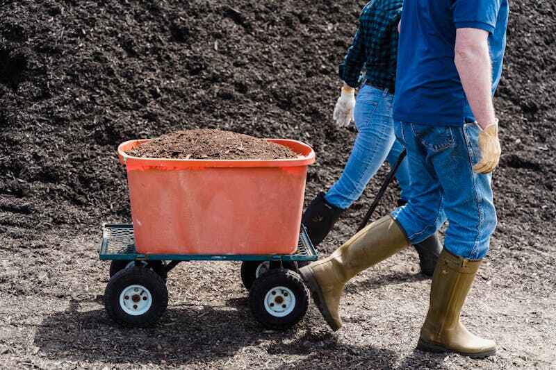 Compostiera da balcone: due agricoltori spostano del compost
