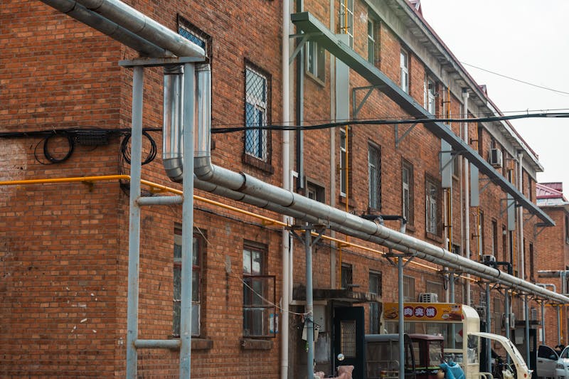 Perdite d'acqua: tubature all'esterno di un fabbricato