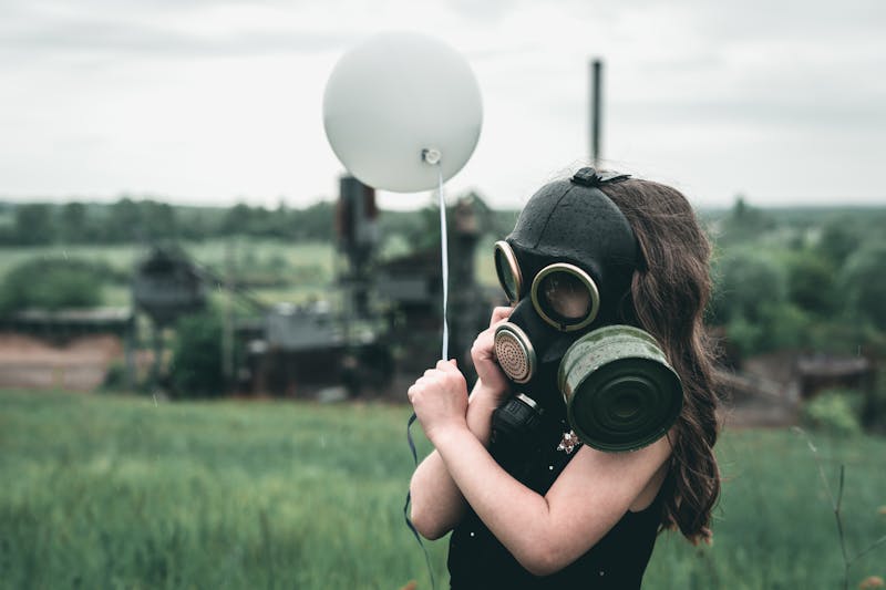 Gas radon: una bambina con una maschera antigas