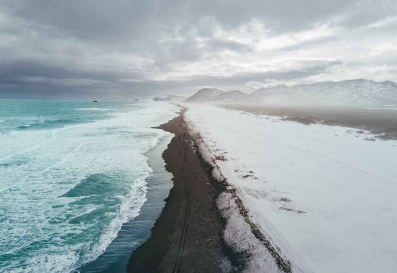 Collasso dell'Amoc: il mare e una spiaggia innevata