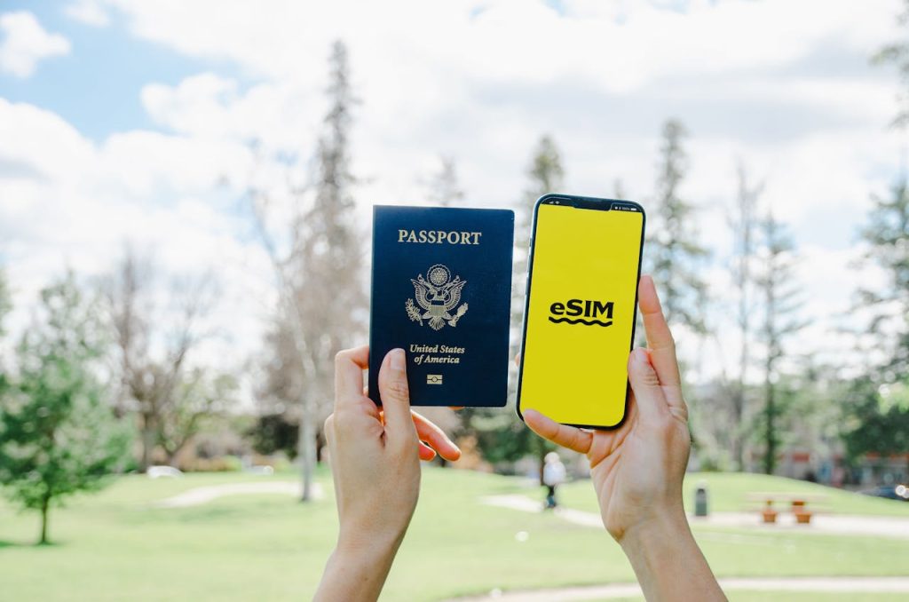 Passaporto digitale dei prodotti: un passaporto e uno smartphone