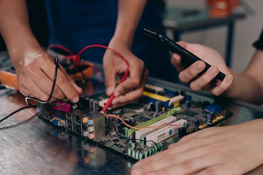 Batterie di carta: due elettrotecnici assemblano circuiti di microelettronica