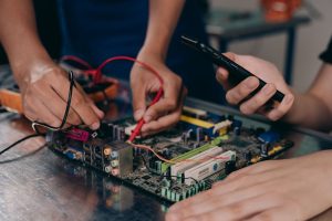 Batterie di carta: due elettrotecnici assemblano circuiti di microelettronica