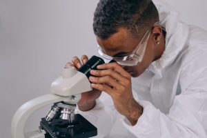 Molecular farming: uno scienziato al microscopio