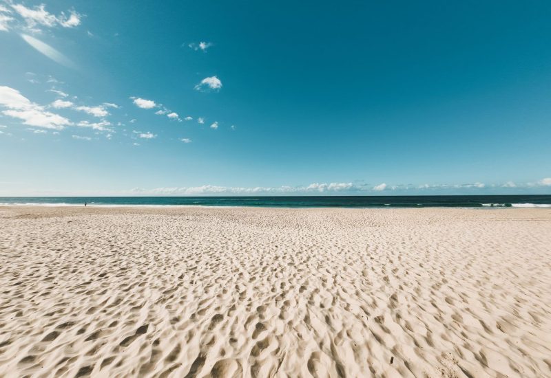 Sabbia di vetro: una spiaggia vittima di erosione