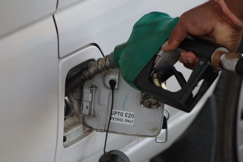 Un uomo rifornisce il proprio camion con carburate HVO