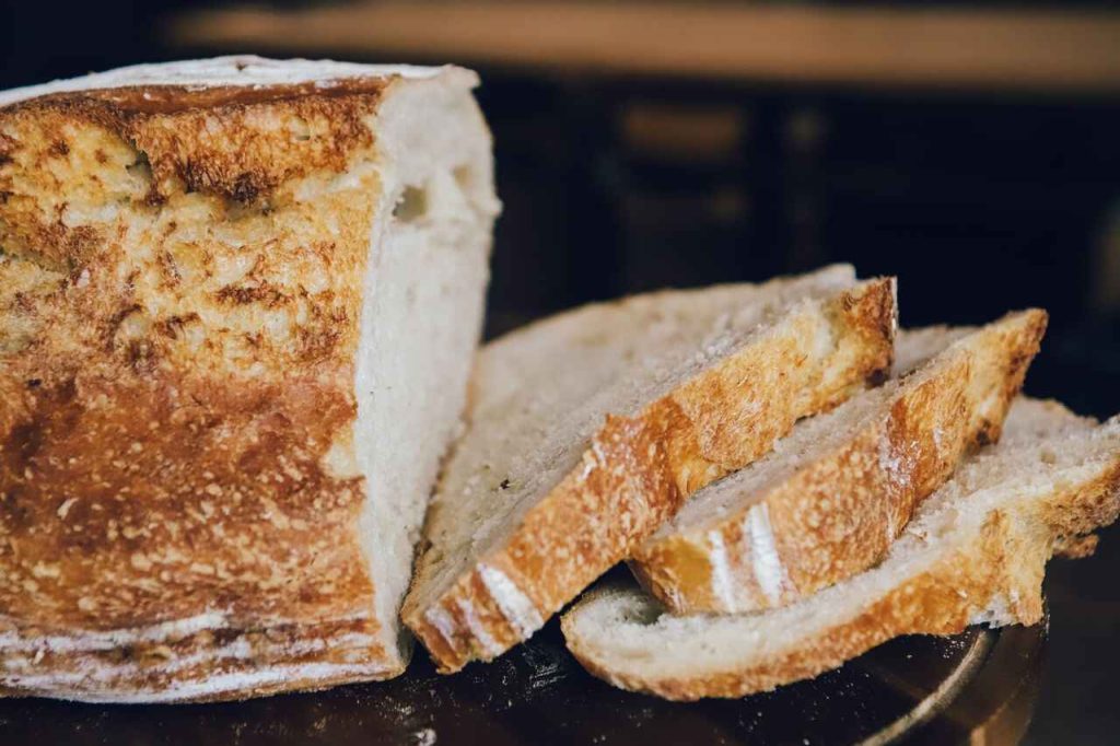 Conservare il pane: un filone su un tagliere