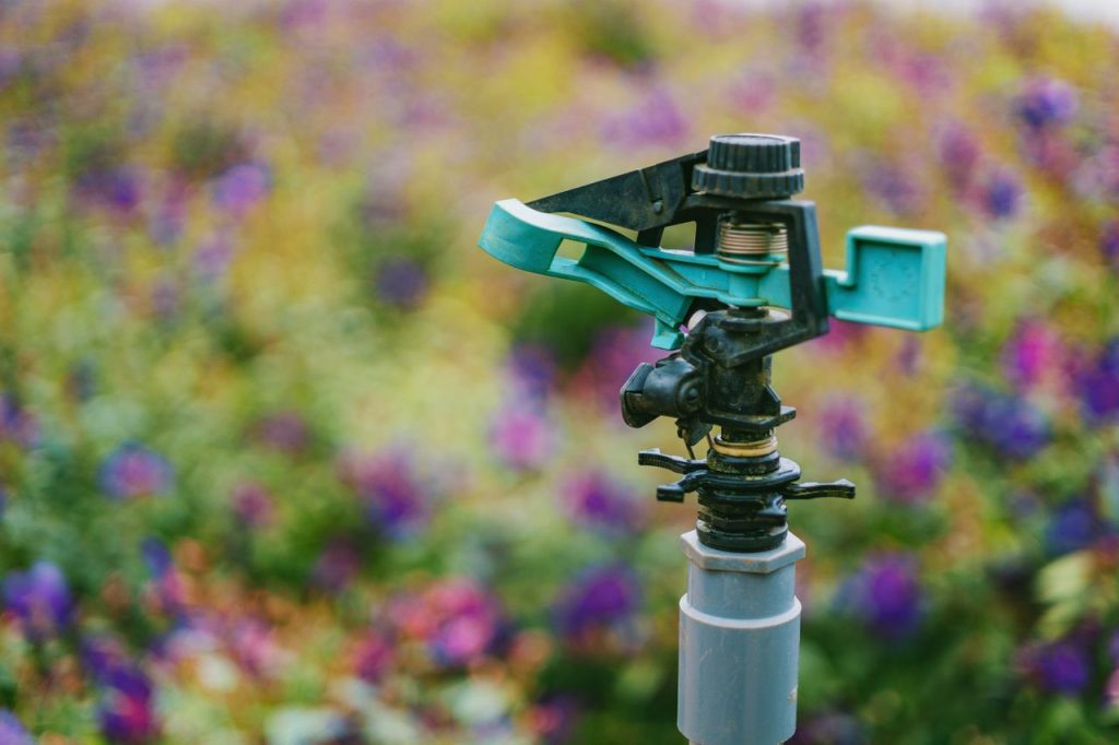 Irrigazione a goccia: un irrigatore
