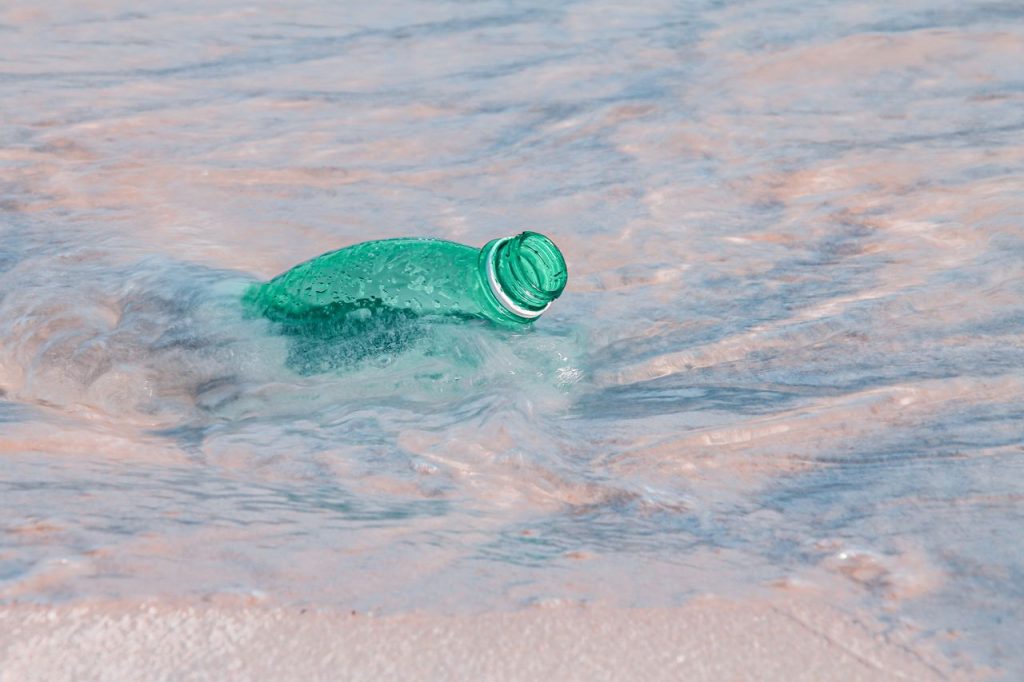 Great Pacific Garbage Patch: una bottiglia in acqua