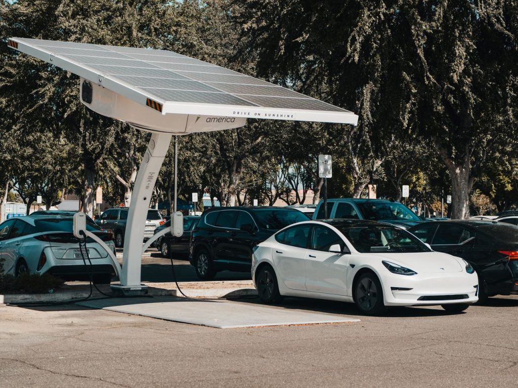 Pensiline fotovoltaiche: un'auto elettrica si ricarica sotto una pensilina
