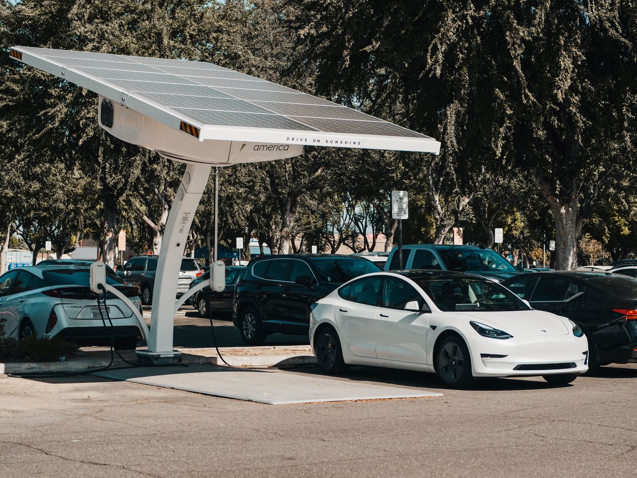 Pensiline fotovoltaiche: un'auto elettrica si ricarica sotto una pensilina