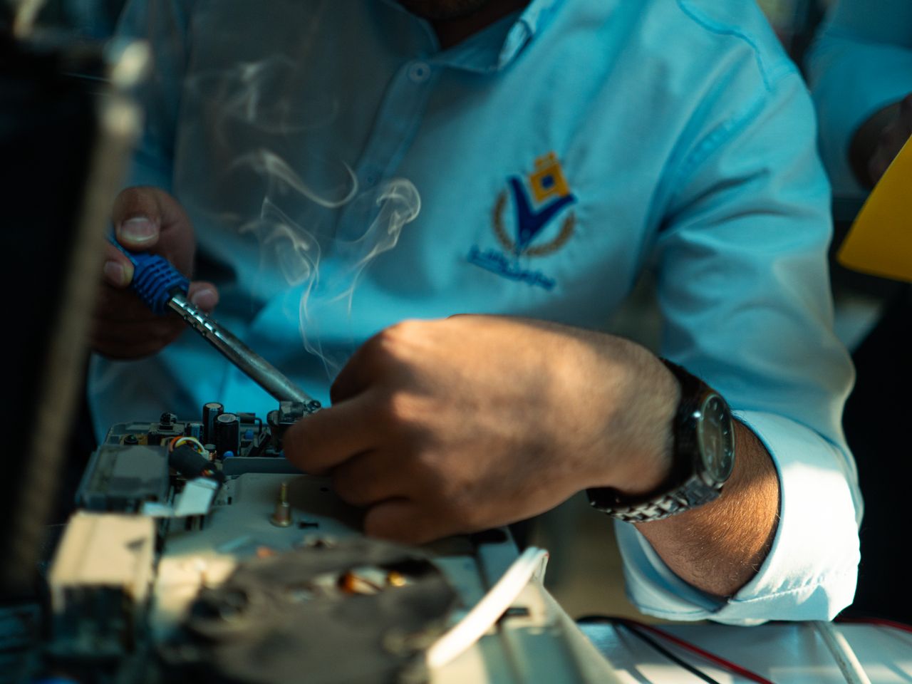Un ingegnere al montaggio di un dispositivo di transient electronics